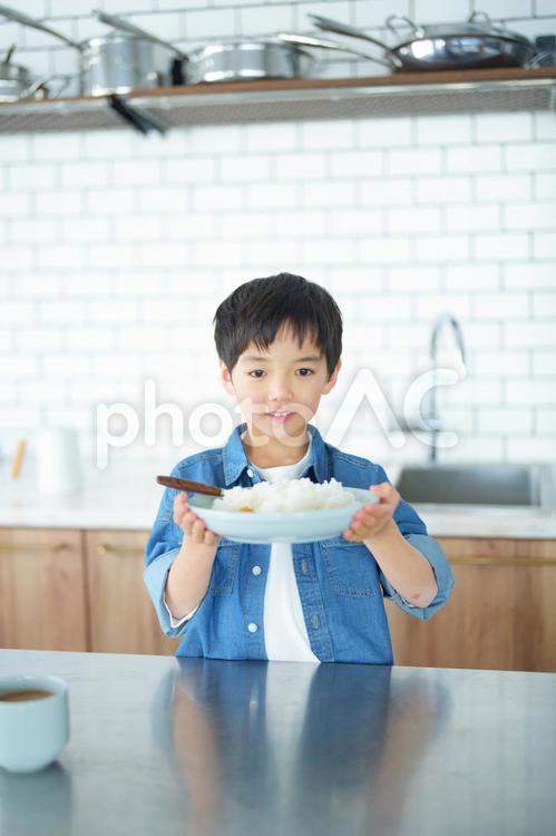 カレーを持っている男の子 男の子,食べ物,食事の写真素材