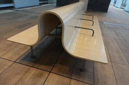 高輪ゲートウェイ駅のおしゃれなベンチ 高輪ゲートウェイ駅のおしゃれなベンチの写真