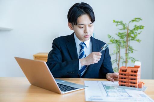 マンションを調べる男性 比較,販売,相談の写真素材
