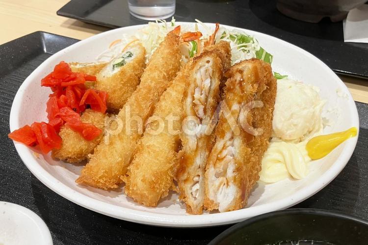 フライの盛り合わせ エビフライ,カツ,皿の写真素材