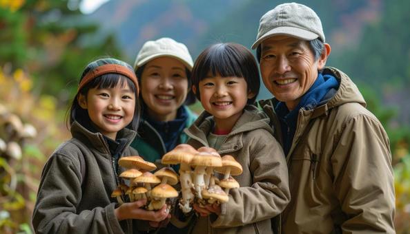 きのこ狩り キノコを収穫して笑顔の家族 きのこ狩り キノコを収穫して笑顔の家族 の写真