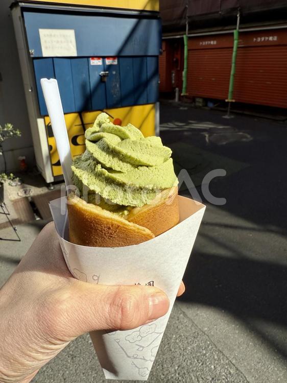 どら焼き生地の抹茶ソフトクリーム 一口,指,掴むの写真素材
