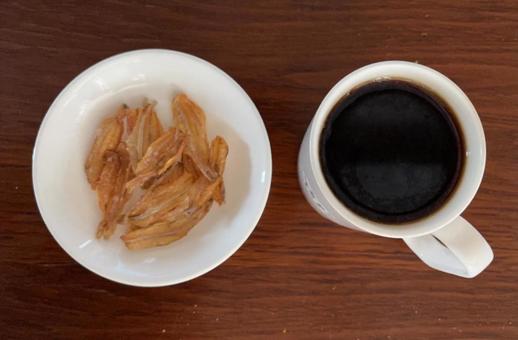 ドリップコーヒーとパリッとこいわし旨塩味 ドリップコーヒーとパリッとこいわし旨塩味の写真