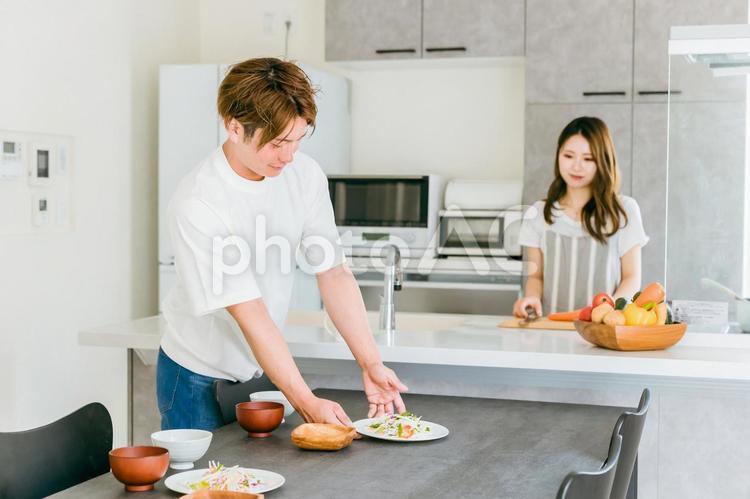 食事の準備を手伝う男性と女性（夫婦） 家事,夫婦,食事の写真素材