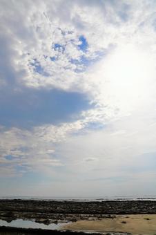 白浜の海　雲の多い空　太陽 海,海岸,岩の写真素材