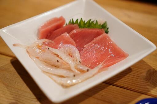 鮪と白海老の新鮮お刺身  和食,日本食,旅行の写真素材