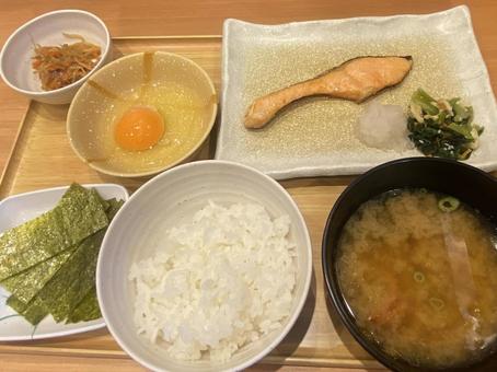 朝食 焼鮭生たまご定食 のり 朝食 焼鮭生たまご定食 のり 朝食,シャケ定食,生たまごの写真素材