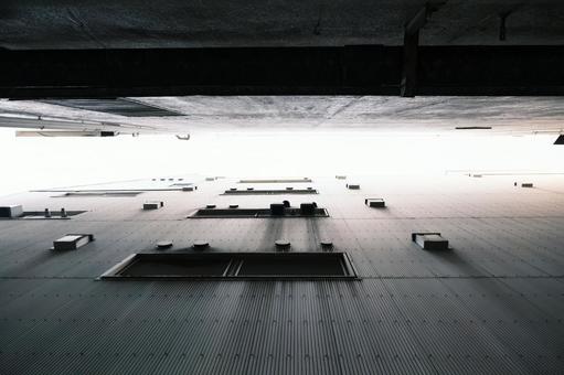 ビルの隙間から見上げる ビル,隙間,見上げるの写真素材