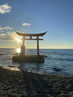 夕焼けと海に浮かぶ鳥居 北海道,海に浮かぶ鳥居,鳥居の写真素材