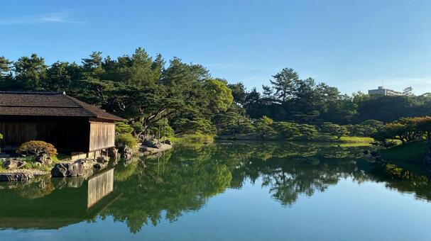 栗林公園の日本庭園と池 栗林公園,香川県,高松市の写真素材