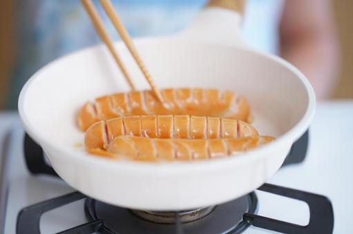 フライパンで焼かれるソーセージ ソーセージ,切れ目,フライパンの写真素材