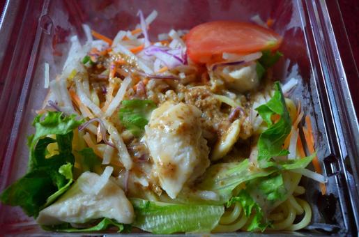 蒸し鶏のラーメンサラダ 蒸し鶏のラーメンサラダの写真