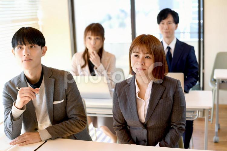 研修を受ける複数の男女のビジネスパーソン ビジネス,セミナー,ビジネスパーソンの写真素材
