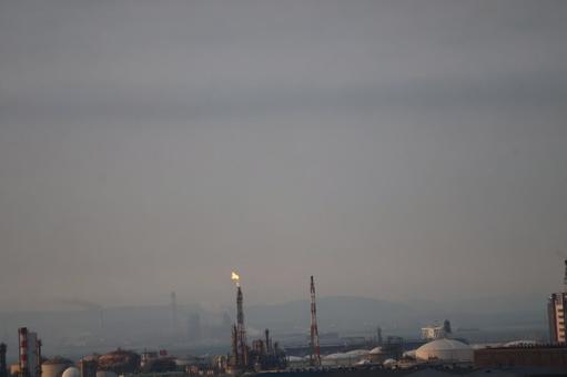 空と煙突とコンビナートのある工場地帯 空と煙突とコンビナートのある工場地帯 空,煙突,コンビナートの写真素材