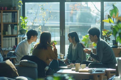 オフィスでミーティング中の会社員 オフィスでミーティング中の会社員の写真
