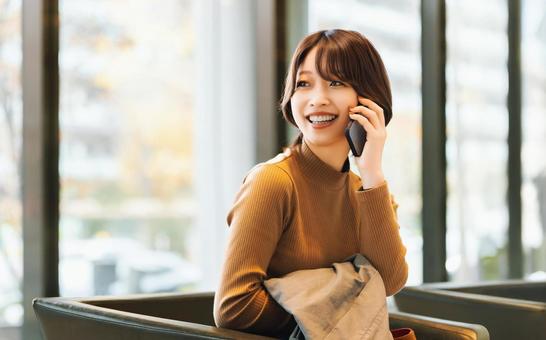 スマホで通話をする秋服の女性 スマホで通話をする秋服の女性 女性,スマホ,笑顔の写真素材