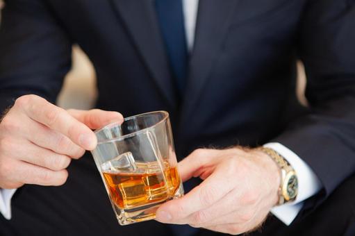 グラスを持つ男性の手元 グラス,持つ,ウイスキーグラスの写真素材