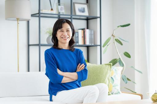 リビングでくつろぐミドルの女性 リビングでくつろぐミドルの女性 女性,ミドル,リビングの写真素材