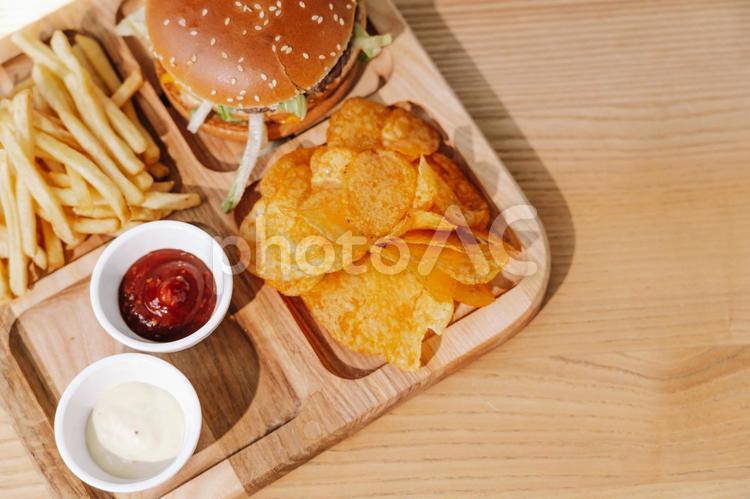 真上から見たハンバーガーとナチョスなど ハンバーガー,パン,食事の写真素材