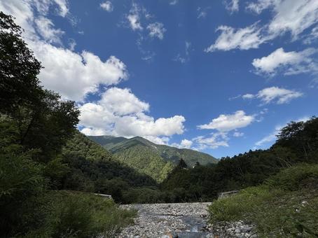夏の空と渓流 夏の空と渓流 空,青空,快晴の写真素材