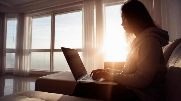 ノートPCを触る女性 01 ノートPCを触る女性 01の写真