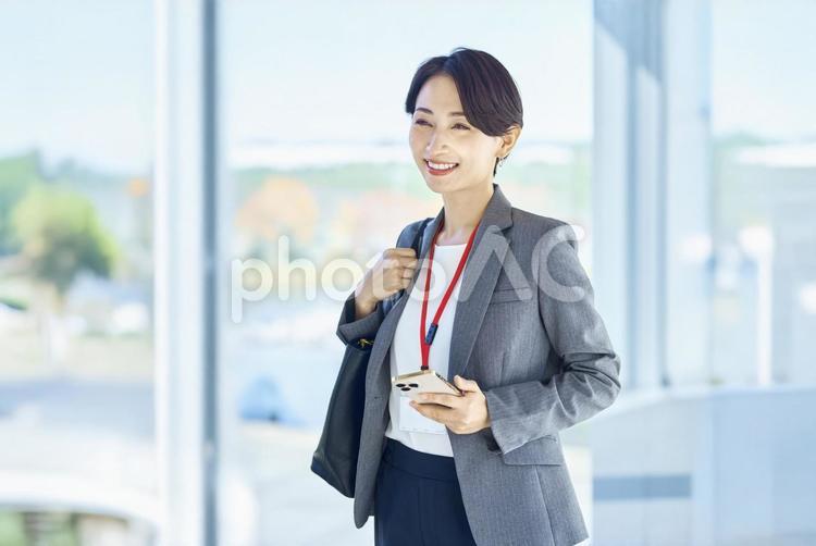スマホを持つ女性　歩く　通勤 スマホ,ビジネスウーマン,携帯電話の写真素材