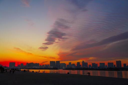 砂浜と東京湾の夕景 砂浜,夕焼け,水面の写真素材