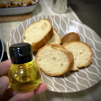 バケットとオリーブオイルの写真