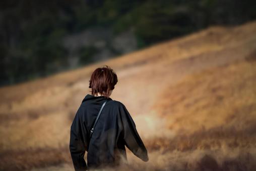 <素材>冬の草原を散策する女性の後ろ姿 <素材>冬の草原を散策する女性の後ろ姿 女性,人物,悩むの写真素材