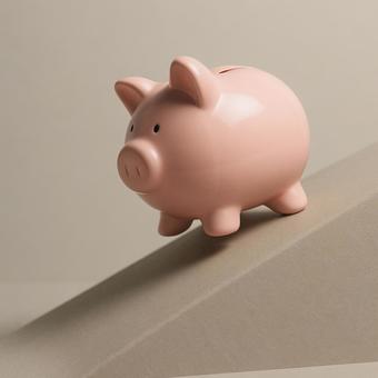 坂を下る貯金箱 坂を下る貯金箱の写真
