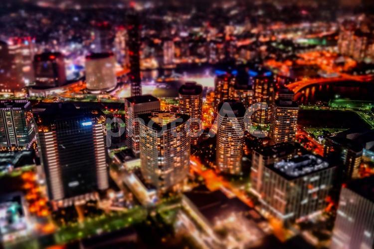 都市の夜の生活（横浜） 高層ビル,夜景,窓の写真素材