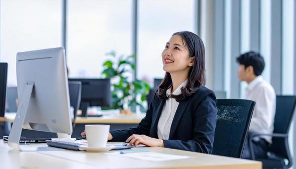 オフィスで働く日本人ビジネスウーマン オフィスで働く日本人ビジネスウーマンの写真