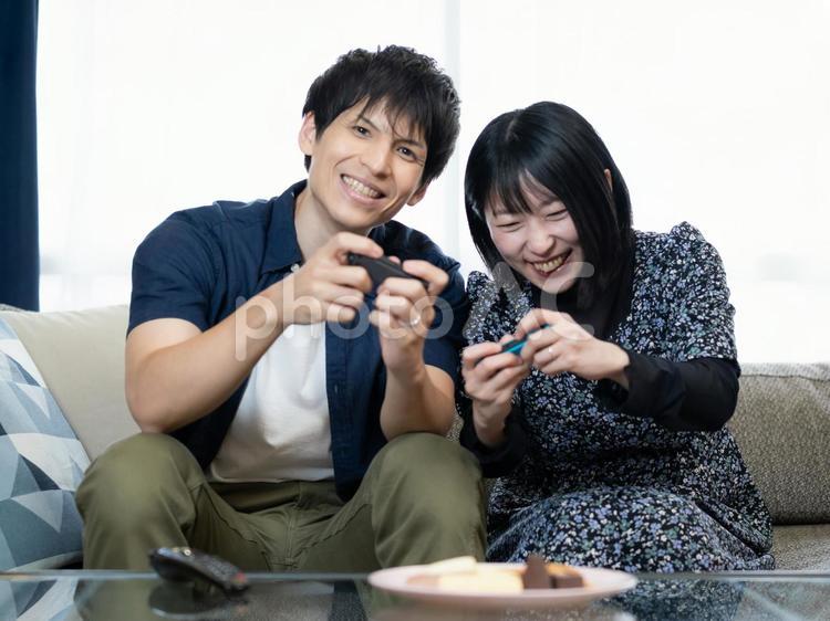 １３：夫婦団らん（ソファー） 団らん,ソファー,女性の写真素材