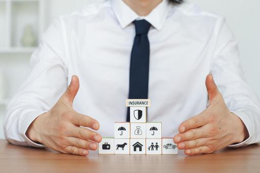 キューブを覆う男性の手元 保険業,事務職,接客業の写真素材