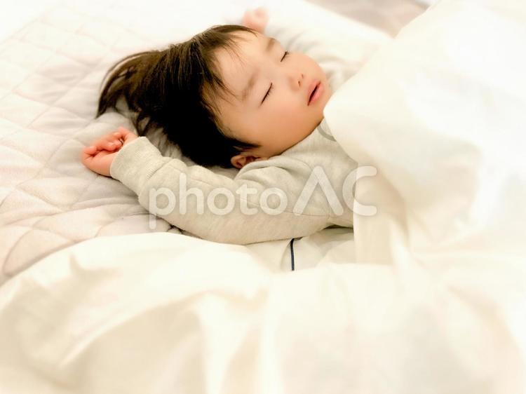 両手をあげて寝る赤ちゃん 赤ちゃん,寝顔,昼寝の写真素材