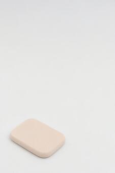 白い背景に置かれた化粧用パフ メイク,コスメ,メイクアップの写真素材