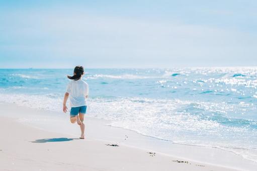 海水浴場を走る女の子 海水浴場を走る女の子の写真