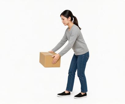 前かがみで箱を持つ女性 前かがみで箱を持つ女性の写真