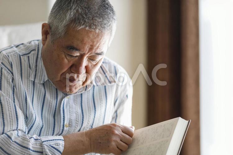 読書をしているシニア男性 高齢者,男性,日本人の写真素材