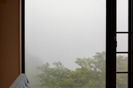 部屋の窓枠と霧の景色 部屋の窓枠と霧の景色 部屋,窓枠,景色の写真素材