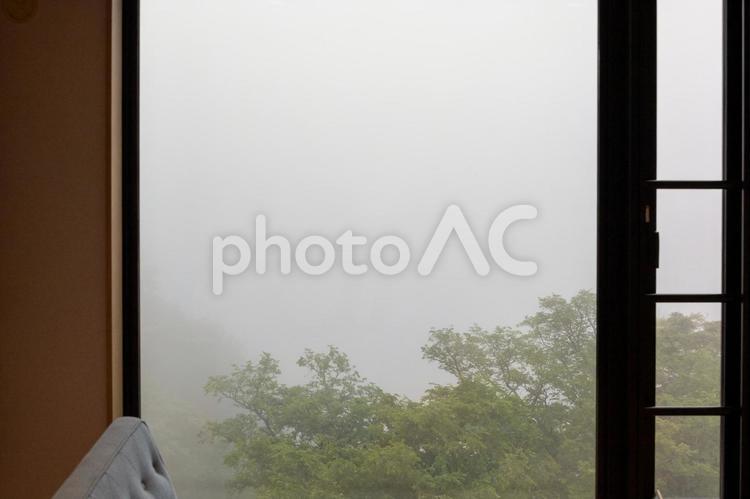 部屋の窓枠と霧の景色 部屋,窓枠,景色の写真素材
