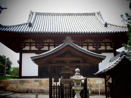 奈良県-當麻寺-石燈籠と金堂の写真