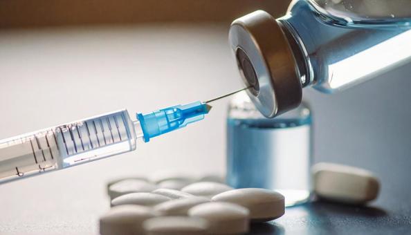 治療薬 白い錠剤と注射器と薬瓶 治療薬 白い錠剤と注射器と薬瓶の写真