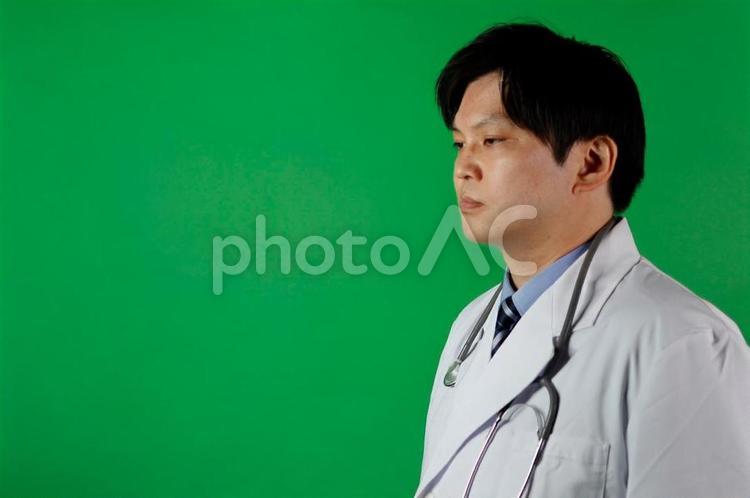 白衣の男性医師の横顔 医師,白衣,聴診器の写真素材
