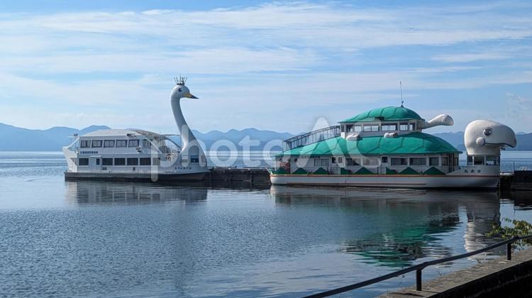 猪苗代湖の観光船(白鳥丸・かめ丸) 湖面,遊覧説,猪苗代湖の写真素材