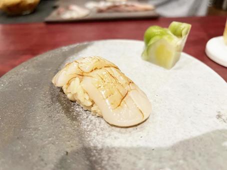 美味しそうなホタテの握り寿司 美味しそうなホタテの握り寿司の写真