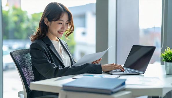 資料作成・分析をするビジネスマンの写真