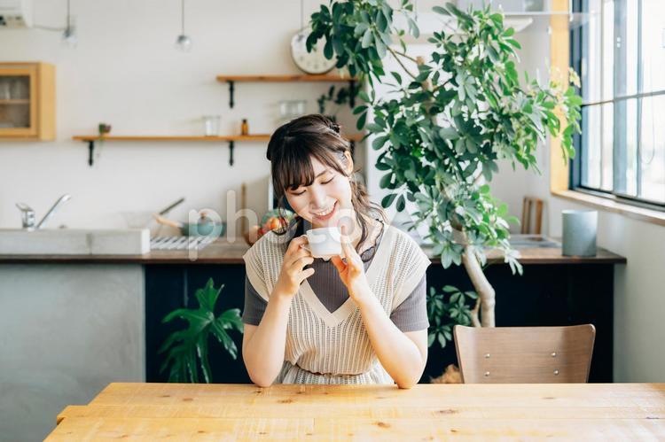 おしゃれ空間でコーヒーを飲む女性 コーヒー,カフェ,お茶の写真素材