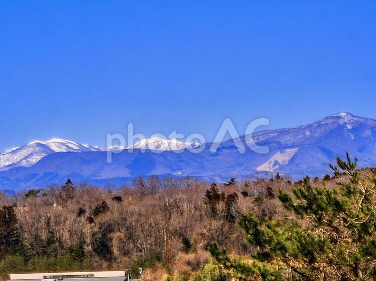 宮城県のまだ雪のかかった後白髭山と三峰山と泉ヶ岳 後白髭山,三峰山,雪景色の写真素材