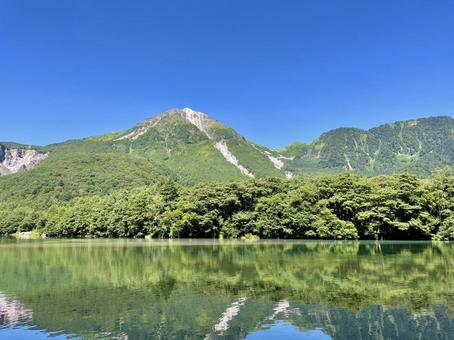 大正池と夏の焼岳 大正池と夏の焼岳 大正池,焼岳,上高地の写真素材